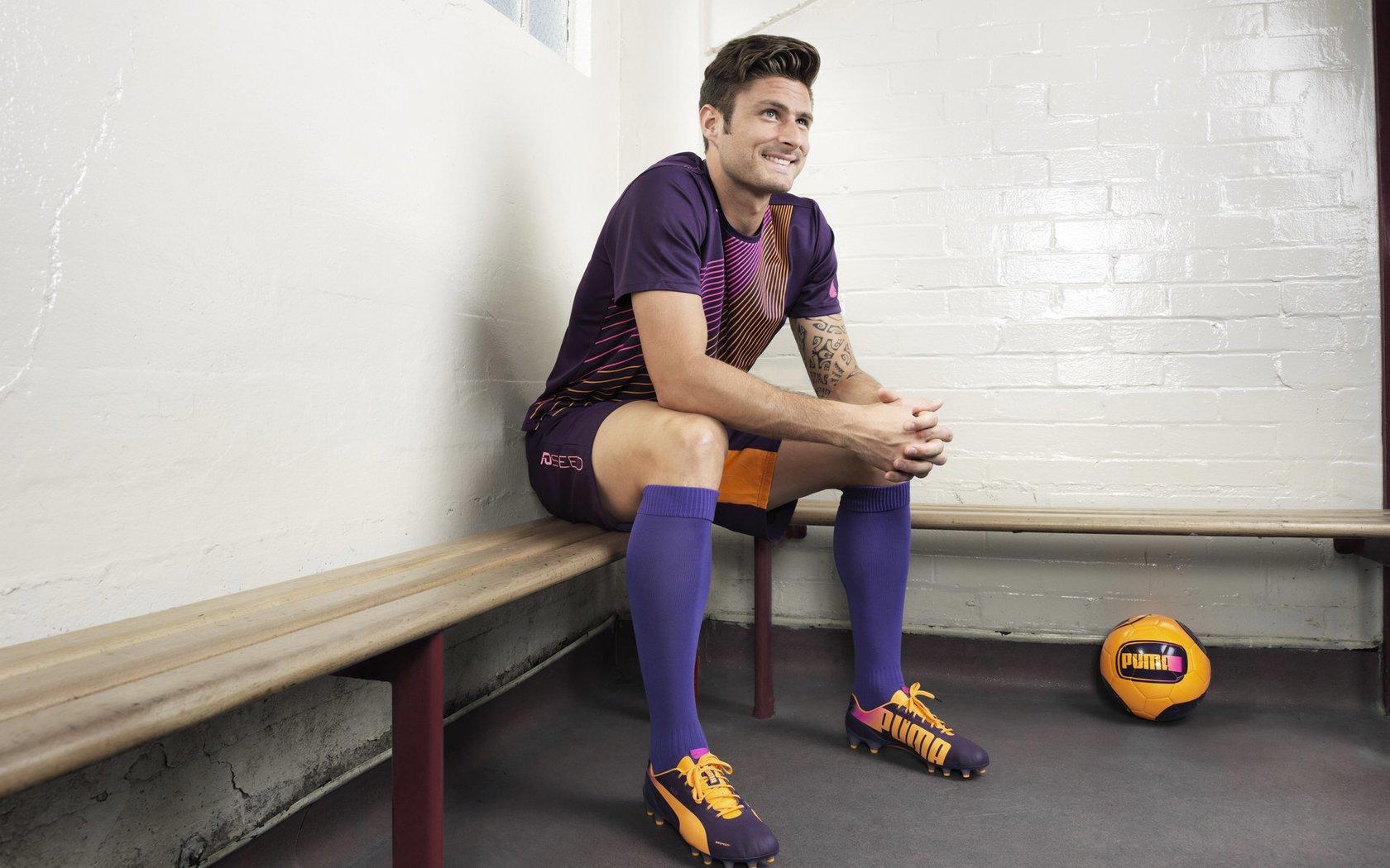 【乐竞体育】转会市场风云再起，豪门争抢新星，天价合约重塑足坛格局