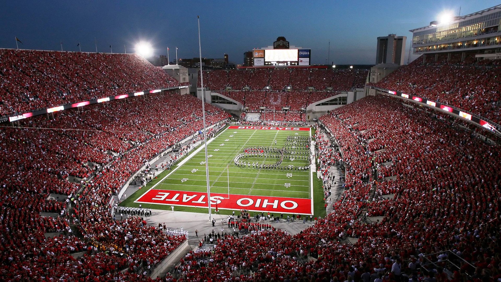 中国短道速滑队世锦赛夺金 展现冰上速度与激情